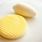 アジュール フォーティーファイブ - ランチコース 7825円 の北海道産の無塩バター、フランス ブルターニュ ブール･ドゥミ・セル(有塩バター)