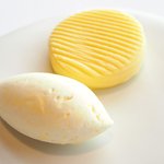 アジュール フォーティーファイブ - ランチコース 7825円 の北海道産の無塩バター、フランス ブルターニュ ブール･ドゥミ・セル(有塩バター)