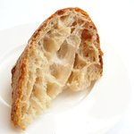 アジュール フォーティーファイブ - ランチコース 7825円 の低温発酵 天然酵母を使用して中がもちっと外側の皮身はパリッと香ばしく焼き上げたパン