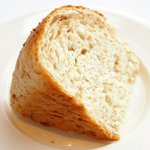 アジュール フォーティーファイブ - ランチコース 7825円 の生地に全粒粉と蜂蜜を使用したパン