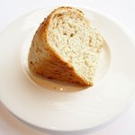 アジュール フォーティーファイブ - ランチコース 7825円 の生地に全粒粉と蜂蜜を使用したパン