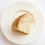 アジュール フォーティーファイブ - ランチコース 7825円 の生地に全粒粉と蜂蜜を使用したパン