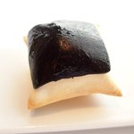 アジュール フォーティーファイブ - ランチコース 7825円 の小さなピザ生地の中に トマトのクリームソース 上にブラックオリーブのソース