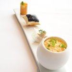 アジュール フォーティーファイブ - ランチコース 7825円 の新玉ねぎのムース、タンドリーチキンのテリーヌ、ピザ生地のトマトのクリームソース、春巻きの皮 ミモレットのムース