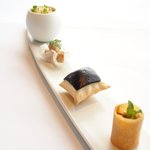 アジュール フォーティーファイブ - ランチコース 7825円 の新玉ねぎのムース、タンドリーチキンのテリーヌ、ピザ生地のトマトのクリームソース、春巻きの皮 ミモレットのムース