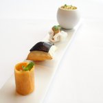 アジュール フォーティーファイブ - ランチコース 7825円 の新玉ねぎのムース、タンドリーチキンのテリーヌ、ピザ生地のトマトのクリームソース、春巻きの皮 ミモレットのムース