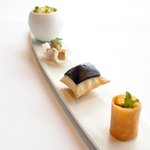 アジュール フォーティーファイブ - ランチコース 7825円 の新玉ねぎのムース、タンドリーチキンのテリーヌ、ピザ生地のトマトのクリームソース、春巻きの皮 ミモレットのムース