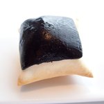 アジュール フォーティーファイブ - ランチコース 7825円 の小さなピザ生地の中に トマトのクリームソース 上にブラックオリーブのソース