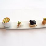 アジュール フォーティーファイブ - ランチコース 7825円 の新玉ねぎのムース、タンドリーチキンのテリーヌ、ピザ生地のトマトのクリームソース、春巻きの皮 ミモレットのムース