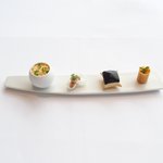 アジュール フォーティーファイブ - ランチコース 7825円 の新玉ねぎのムース、タンドリーチキンのテリーヌ、ピザ生地のトマトのクリームソース、春巻きの皮 ミモレットのムース