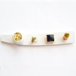 アジュール フォーティーファイブ - ランチコース 7825円 の新玉ねぎのムース、タンドリーチキンのテリーヌ、ピザ生地のトマトのクリームソース、春巻きの皮 ミモレットのムース