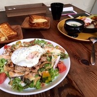 マディソン ニューヨーク キッチン - サラダにブリオッシュフレトーで！