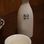 良い徳利と盃持ってるねぇ