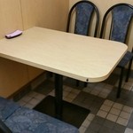 ベントマン - テーブルも４人掛け１組ある