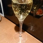 Nikuyamanno - スパークリングワイン（グラスで用意されるものはスペインのカバ）