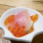 丸秀鮮魚店 - 手まり寿司イクラがけ