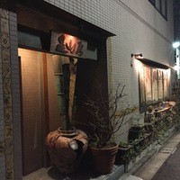 みかわ 是山居 - 簡素ながらも重厚な門構え