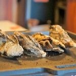 カキ小屋フィーバー＠BLUEJAWS - 殻付き牡蠣が４個単位で焼かれます