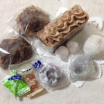 マルズミ製菓 - クッキー、バタークリームのチョコケーキ、苺大福2種類、おまけの大福と飴とマシュマロ
