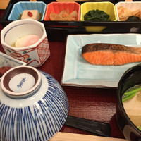 東京 なだ万 - 問題の鮭
