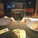 Kuimonoya Wan - 本日の締めは白ワイン‼️
      フルーティで飲み易い…個人的にはもう少し重くても良いですが…
      