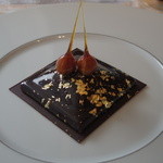 ベージュ アラン・デュカス 東京 - カレ・シャネル ショコラ-プラリネ、ヘーゼルナッツのアイスクリーム添え