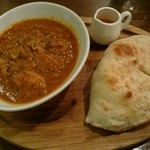 ニュートン バル - スパイシーチキンカレー　チーズナン