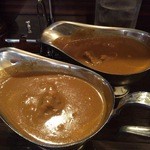 ラ・ファミーユ - ビーフカレー中辛 手前とビーフカレー辛口