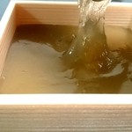 笹屋昌園 - 笹屋昌園 本わらび餅 極み(小) ２つのスプーンで挟むようにすくいます。びよーんと伸びている蕨餅も美しいですね♪ fromグリーンロール