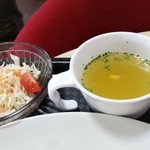 喫茶 く・る・る - セットのサラダとスープです(2016年2月)。