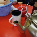 元祖長浜屋 - お茶のやかんにラーメンタレとゴマに紅生姜。