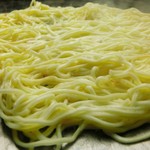 Hiroshima Okonomiyaki Koukouya - 国産小麦の一等粉を使ったソバ、超パリパリに香ばしく焼くのが弘々家流です。