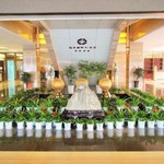 福港国際大酒店 - ホテルのロビー。装飾が多目。