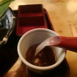 坂の上のそば屋 司 - 蕎麦湯を注ぎます