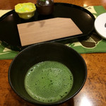 御宿さか屋 - 抹茶と女将お手製の最中・・（美味しそうで食べちゃいました。）で、お出迎え