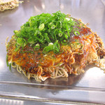 おっ好み焼 ようよう - 「定番焼き（肉・玉子・そば）」６００円＋「そばＷ」１００円、デフォでネギてんこ盛りは嬉しい！