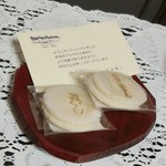 奈良ホテル - ウェルカムの和菓子。ポットのお水も美味しい♡