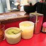 ラーメン 杉田家 - ニンニクと角切りショウガは存分です