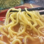 ラーメン 杉田家 - 麺短めの家系でも特に短い感じで、スープがはねにくいです