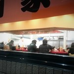 ラーメン 杉田家 千葉祐光店 - 爆弾低気圧のなか、頑張って食べに来た皆さん