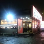 ラーメン 杉田家 - とても明るいので、夜の駐車も楽です