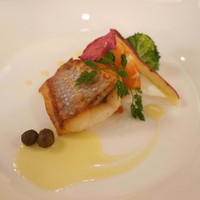 メインダイニングルーム 三笠 - 魚料理
                「白身魚のポワレ  海老と野菜添え  ブールブランソース」