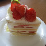 ブールドゥ・ネージュ - ガトーフレーズ　お持ち帰りの箱の中で苺が落ちてました…慌てて復元^^;