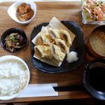 Raisukyouwakoku - 今日の日替わり定食は豚バラ肉と梅紫蘇の重ね天ぷらです。豚バラに梅肉と大葉を重ねた天ぷらはジューシーで食がすすみます。満足の一言です。ご馳走様でした！
