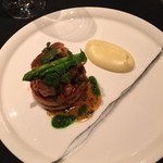 ラ ターブル ドゥ ジョエル・ロブション - 主菜の鳩肉のアスパラ添え　パイ包み