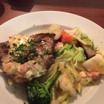 お肉をどかしてみると、温野菜がたっぷりとお目見え