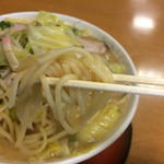 北海屋 - 麺は太いストレート麺