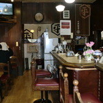 Hiraoka Kohi Ten - 入って右手にカウンター席とキッチン、左手にはテーブル席がありました。昔ながらの純喫茶です。煙草O.K.なので少し煙かったです。