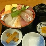 Sandaime Amimotou Osensuisan Aisuta Shin Yamaguchi Ten - 地魚海鮮丼も全体像。