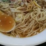 Chainizuresutoranaruzu - 麺は中細ストレートでゆで加減はやや固め。スープは鶏ガラベースのあっさり上品な醤油味。白飯のあてとしては物足らないがチャーハンセットを選択して正解！　具はチャーシュー、ネギ、ほうれん草